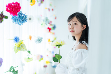 Poster - 女の子、花、子供、少女、女子、フラワーカーテン、フローラル、ドレス、ポートレート、フォトスタジオ、写真館、記念撮影、記念写真、メモリアル、ハーフ成人式、卒業、小学生、ワンピース、ファッション、おしゃれ、透明感、女性、日本人、美しい、可憐、清楚、シンプル、ウェディング、コピースペース、10代、成長、美容、ビューティ、スキンケア、ヘルシー、ナチュラル、爽やか、自然、清潔感、美容院、アパレル、モデル、子