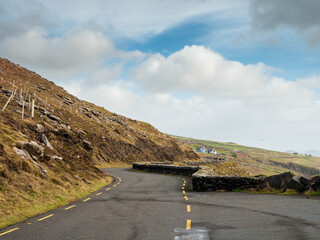Fototapete - Small narrow asphalt road in a mountains in Dingle peninsula, Ireland. Travel and tourism. Nobody. Popular location with amazing scenery.