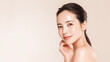 © izzyU - 肌のうるおいが伝わる明るい笑顔の女性。温かみのある色調が安心感を演出（美容・スキンケア・コスメ・エステ）