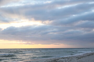 Wall Mural - picturesque view of cloudy sky over sea at sunset