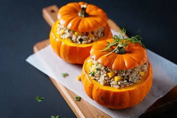 Aufkleber - Two acorn squash halves filled with quinoa salad and topped with parsley.