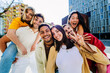 © Xavier Lorenzo - Portrait of diverse young friends having fun together outdoors in summer. Millennial student people laughing standing in city street enjoying holiday. Youth community and friendship concept.