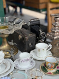starocie, vintage, aparaty, filiżanki bibeloty na straganie