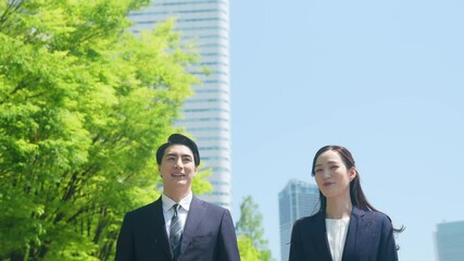 Poster - 新緑の街を歩く男女ビジネスパーソン