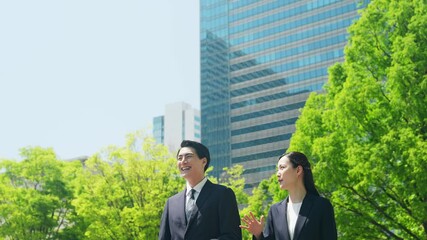 Poster - 新緑の街を歩く男女ビジネスパーソン
