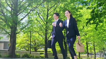 Poster - 新緑の街を走る男女ビジネスパーソン