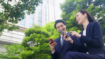 Poster - 新緑の街でスマホを使う男女ビジネスパーソン