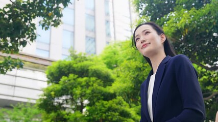 Aufkleber - 新緑の街でスマホを使う女性ビジネスパーソン