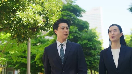 Poster - 新緑の街を歩く男女ビジネスパーソン