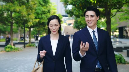 Aufkleber - 街を歩く男女ビジネスパーソン