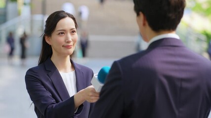 Poster - 街頭インタビューをする女性レポーター
