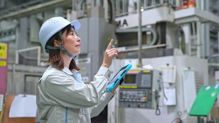 Poster - タブレットを持って工場機械を点検する女性作業員