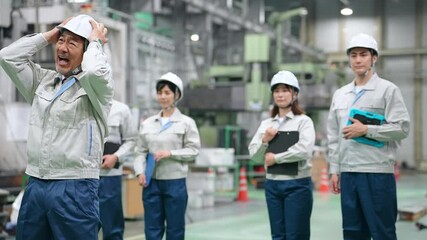 Aufkleber - 工場の中でショックを受ける作業責任者