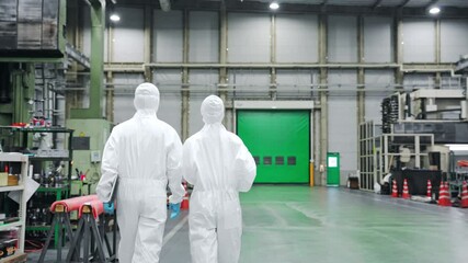 Aufkleber - 防護服を着て工場の中を歩く男女作業員の後ろ姿