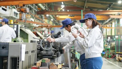 Aufkleber - 工場で作業する作業員グループ
