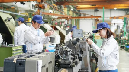 Aufkleber - 工場で作業する作業員グループ