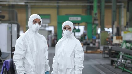 Poster - 工場に立つ防護服を着た男女作業員