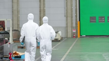 Aufkleber - 工場を歩く防護服を着た男女作業員の後ろ姿