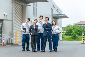 Poster - 建物の前で考える会社従業員のグループ