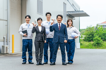 Aufkleber - 建物の前でガッツポーズする会社従業員のグループ