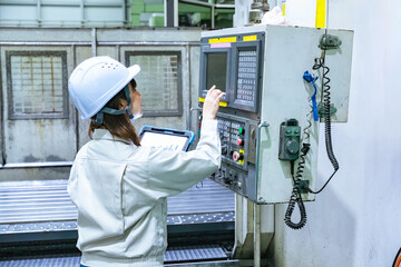 Aufkleber - タブレットを持って工場機械を操作する女性作業員