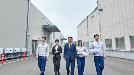 Poster - 工場の前を歩く作業員グループ