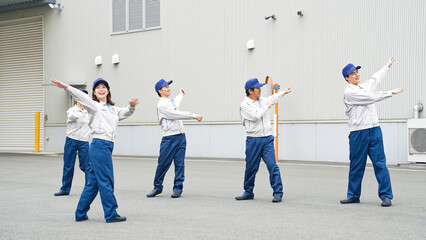 Aufkleber - 工場の前で体操する作業員グループ