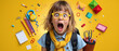 © Kiozmedias.fr - Rentrée scolaire Jeune Fille amusante sur fond jaune
