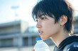 © 琢也 栂 - 運動中に水分補給をする男性