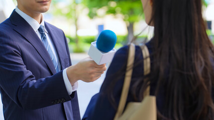 Poster - 街頭インタビューをする男性レポーター