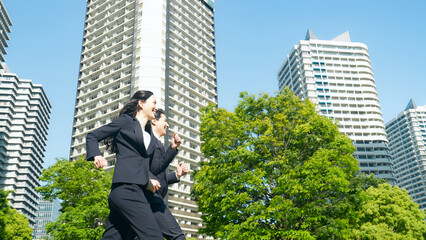 Poster - 新緑の都市を走る男女ビジネスパーソン
