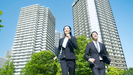 Poster - 新緑の都市を走る男女ビジネスパーソン