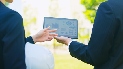 Poster - タブレットを見ながら相談する男女作業員