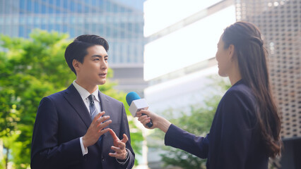Poster - 街頭インタビューを受ける男性ビジネスパーソン