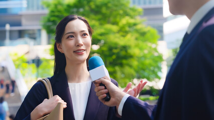 Poster - インタビュー、街頭、取材、ニュース、マイク、中継、レポーター、質問、屋外、笑顔、女性、日本人、男性、リポーター、アナウンサー、テレビ、番組、TV、アンケート、調査、リサーチ、ビジネスウーマン、キャリアウーマン、駅前、収録、新緑、都会、都市、会話、若い、美人、歩行者、世論、ポジティブ、VTR、街録、録画、報道、放送、意見、感想、口コミ、クチコミ、インタビュアー、トレンド、評判、評価、宣伝、CM、人物