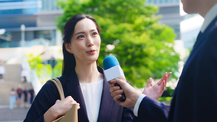 Poster - 街頭インタビューを受ける女性ビジネスパーソン
