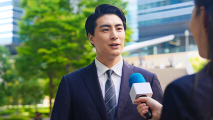 Poster - 街頭インタビューを受ける男性ビジネスパーソン