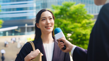 Poster - 街頭インタビューを受ける女性ビジネスパーソン