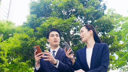 Poster - スマホ、スマートフォン、ビジネスパーソン、笑顔、アプリ、SNS、メール、インターネット、DX、動画、見せる、ガイド、検索、ニュース、会話、相談、デジタル、トランスフォーメーション、人材、スーツ、ビジネスウーマン、ビジネスマン、男性、女性、仕事、業務、ERP、AI、クラウド、IT、座る、新緑、屋外、都市、話す、口コミ、クチコミ、ソーシャルメディア、マーケティング、モバイル、5G、オンライン、Web、