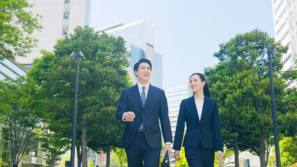 Poster - 歩く、ビジネスパーソン、チームワーク、パートナー、スタート、爽やか、屋外、新緑、歩道、歩行者、都市、公園、笑顔、自然、スーツ、ビジネスマン、ビジネスウーマン、女性、男性、日本人、仕事、働く、談笑、会話、話す、相棒、上司、部下、同僚、30代、ポジティブ、元気、ビジネス、就職、転職、前進、成長、目標、挑戦、チャレンジ、都会、会社員、サラリーマン、指導、経営、訪問、営業、外回り、人物