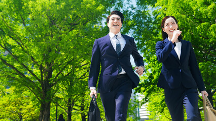 Poster - 新緑の街を走る男女ビジネスパーソン