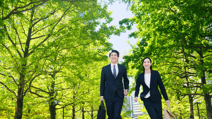 Poster - 新緑の街を走る男女ビジネスパーソン