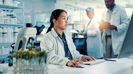 Aufkleber - Computer, medical and science with woman in laboratory for online development or research. Biology, healthcare and innovation with scientist at desk for breakthrough, clinical trial or experiment