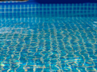 Poster - The water in the pool is calm and clear, reflecting the blue sky above