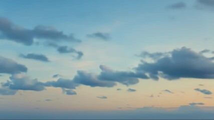 Poster - パステル調の夕焼け空 薄い青色とオレンジ色が混ざり合う 空に浮かぶ柔らかい雲の風景 写真ストック 広告やウェブサイトに最適