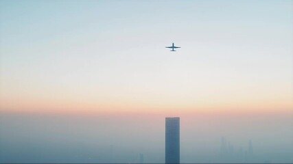 Aufkleber - 夕暮れの空に浮かぶ飛行機と都市のスカイライン 静かな背景に高層ビルが並び 輸送と旅行のコンセプトを表現