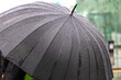 © FotoDax - Parasol w deszczowy dzień z kroplami wody.