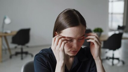 Aufkleber - Businesswoman experiencing intense migraine while working, pressing temples and forehead with visible signs of pain, overwhelmed by workplace stress and exhaustion