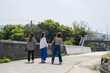 © peach100 - 友人と旅行する女性たち