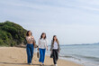 © peach100 - 友人たちと旅行をする女性